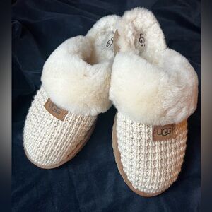 NWOT! Bestselling UGG Cozy Slippers, Size 11